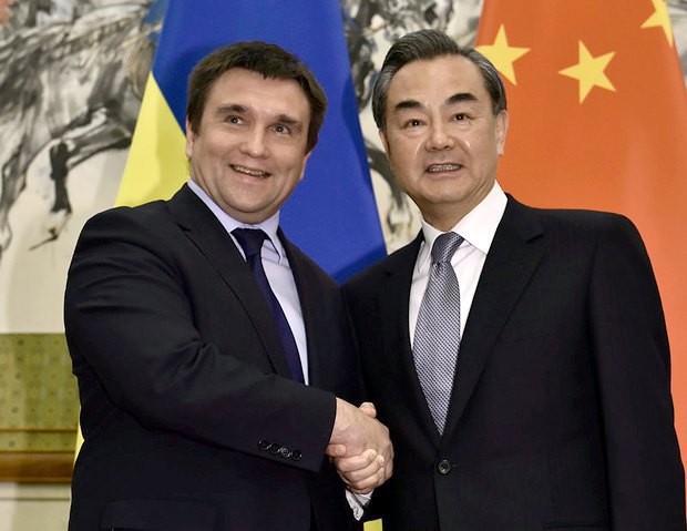 Ukrainian Foreign Minister Pavlo Klimkin meets Chinese Foreign Minister Wang Yi in Beijing on 27 April 2016.