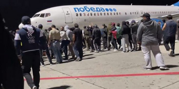 Dagestanis surrounded the plane at the airport