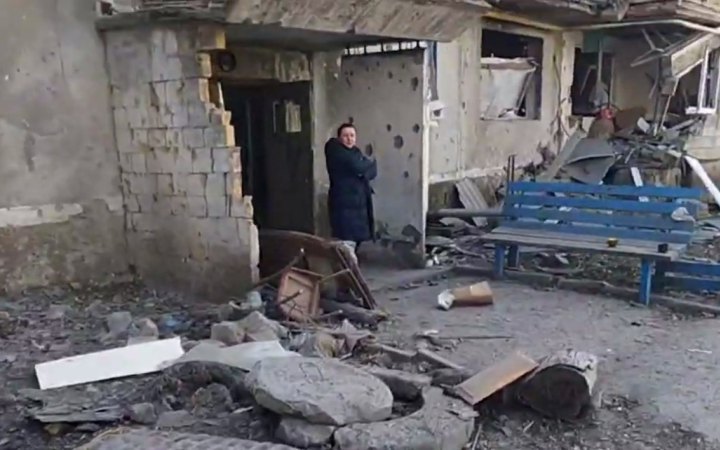 Russian troops drop KAB-1500 bomb on five-storey block of flats in Krasnohorivka
