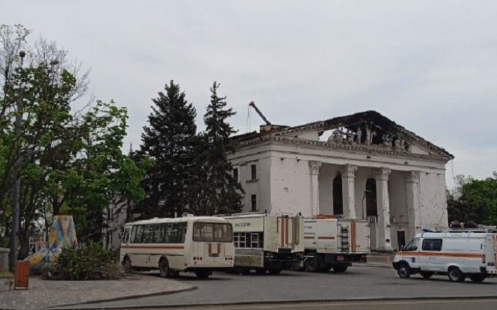 The occupiers continue to dismantle the rubble of the Drama Theater in Mariupol and take out the bodies of dead civilians