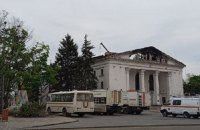 The occupiers continue to dismantle the rubble of the Drama Theater in Mariupol and take out the bodies of dead civilians