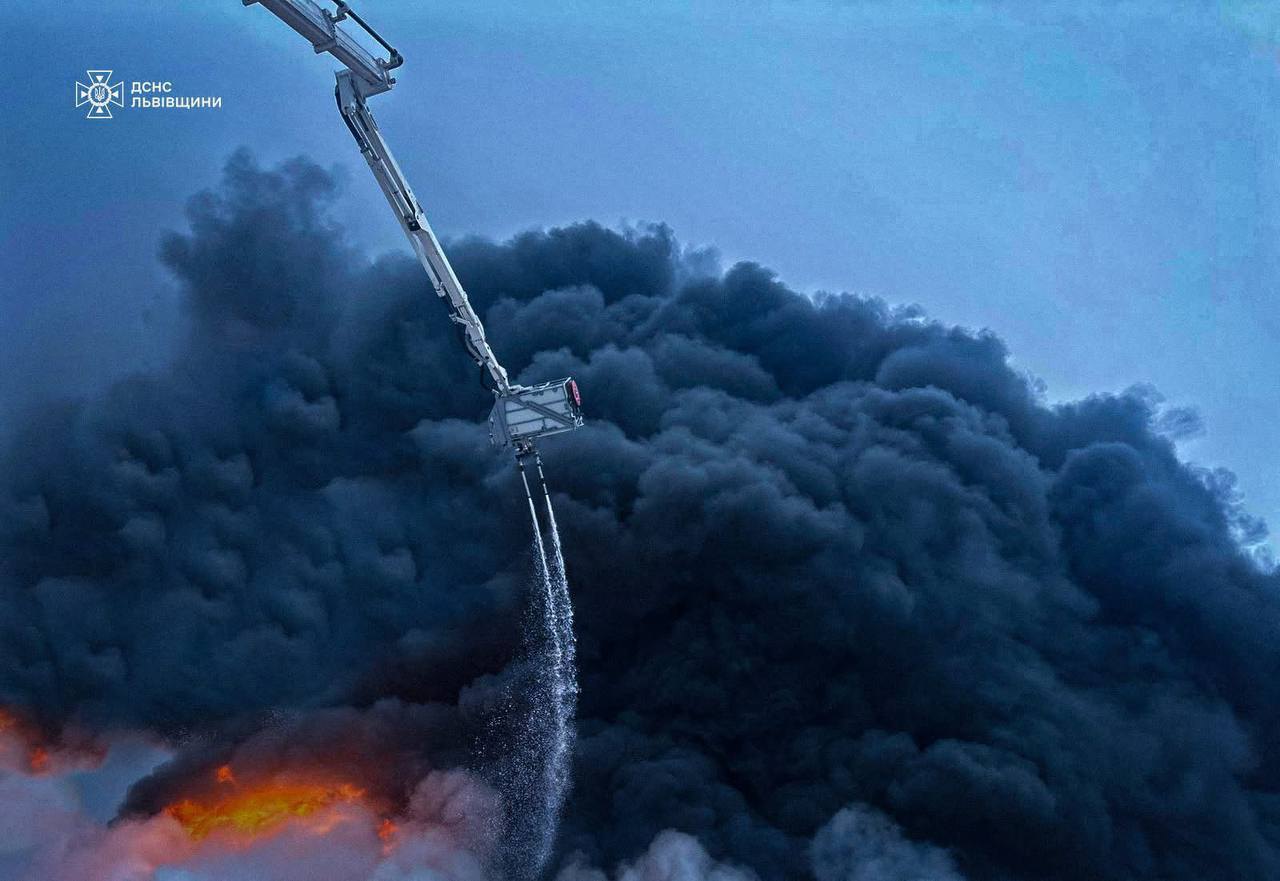 Fire at the infrastructure facility of the Lviv Region on 27 January after the Russian attack.