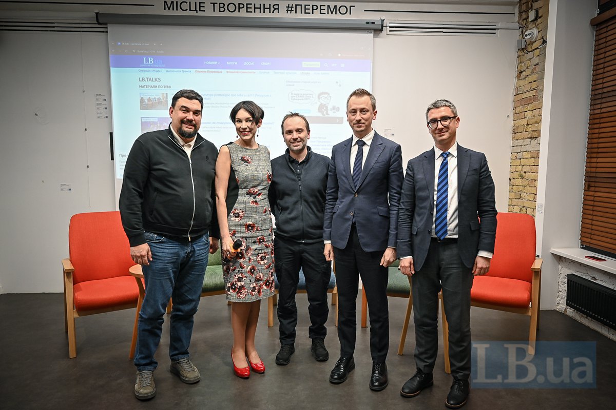  Moderator Sonya Koshkina and speakers after the discussion