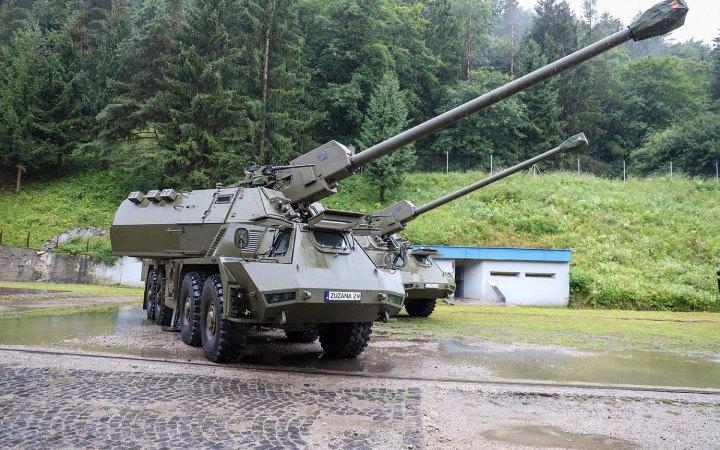 Slovakia hands first two of 16 Zuzana 2 howitzers over to Ukraine