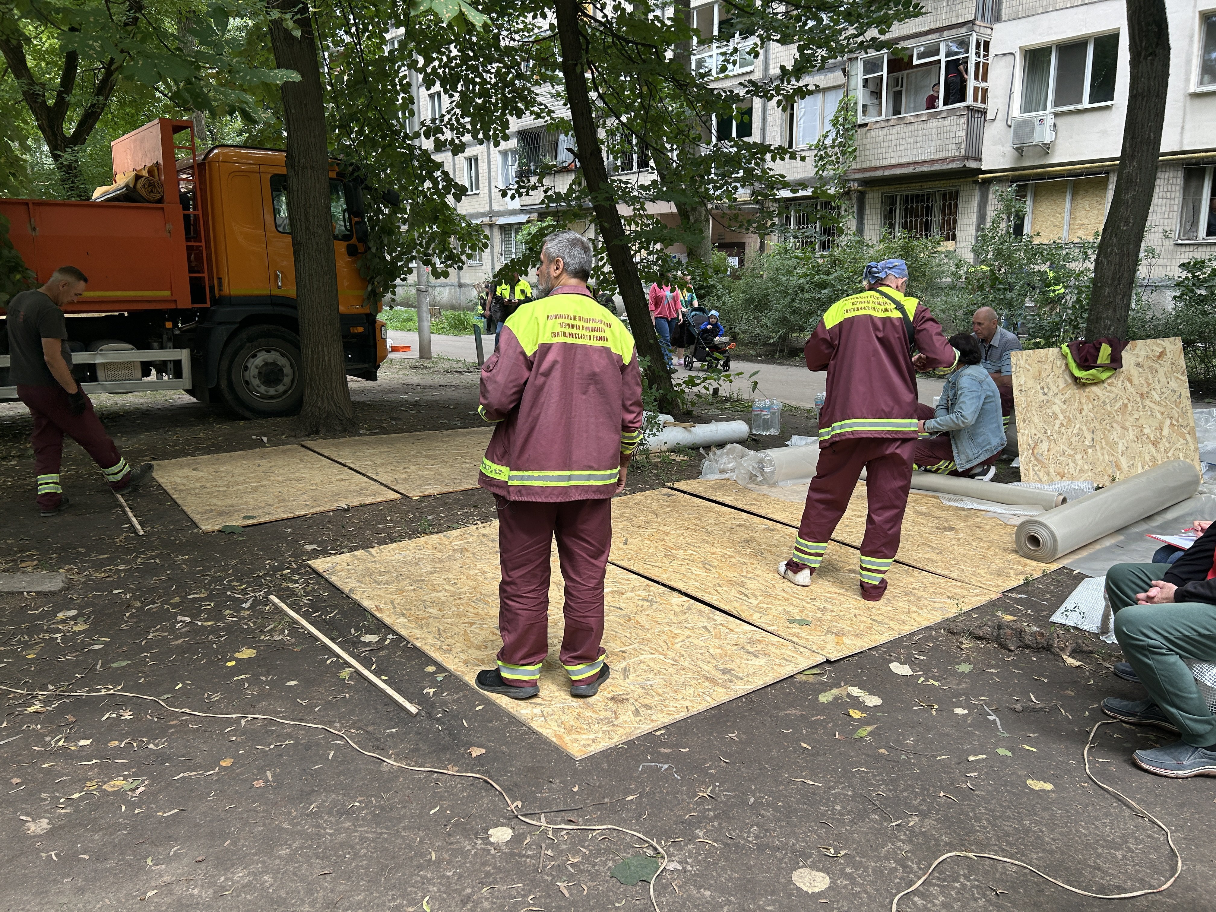 Men working with OSB boards
