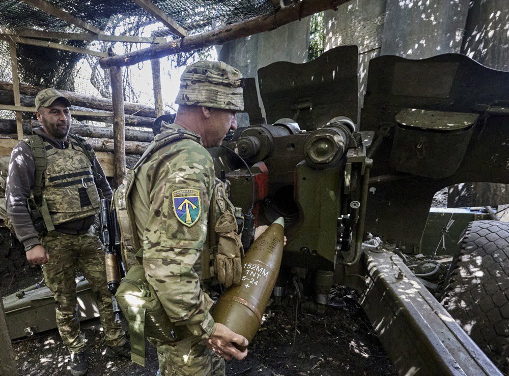 Servicemen of the 57th Separate Motorised Brigade load a 152 mm D20 howitzer on the front line in the Kharkiv Region, 24 June, 2025