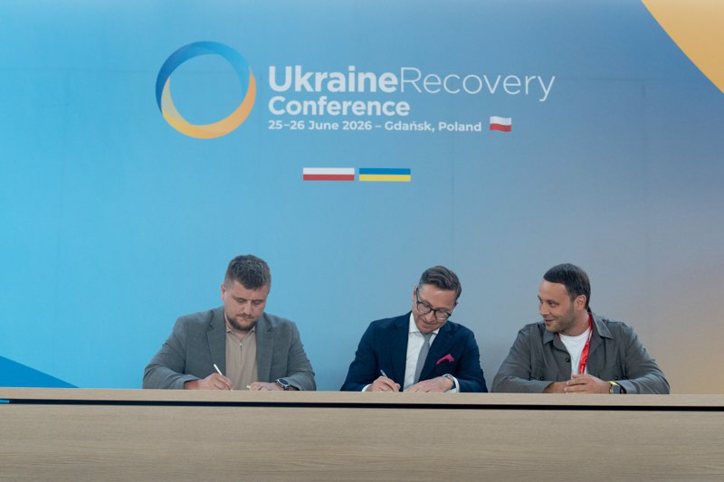 The signing of a memorandum of understanding between DevDroid and Kongsberg during the Ukraine Recovery Conference 2026.