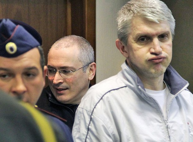 Lebedev (right) and Khodorkovskiy on trial, Moscow, 17 May 2011