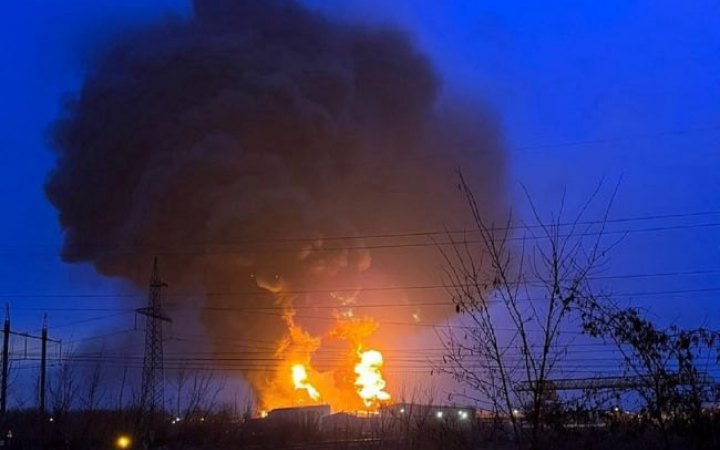 Eight tanks on fire at oil depot in Belgorod 40 km from Ukrainian border (updated)