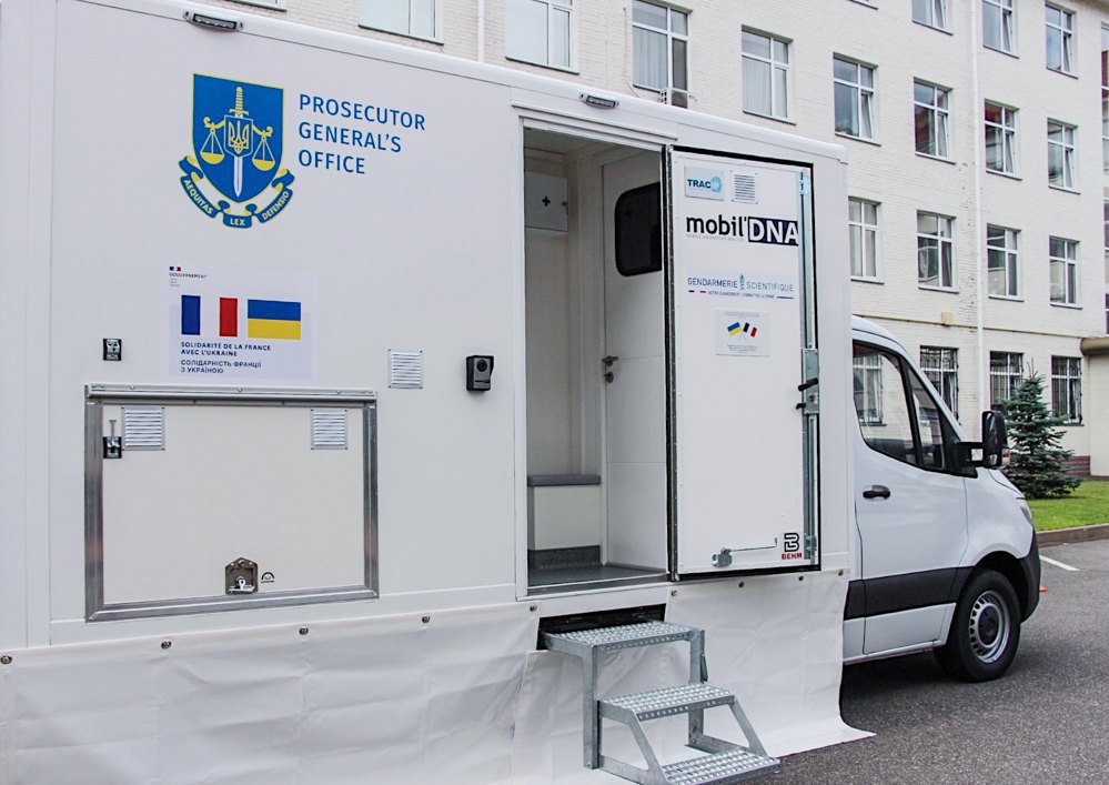 The mobile DNA laboratory donated by France to Ukraine