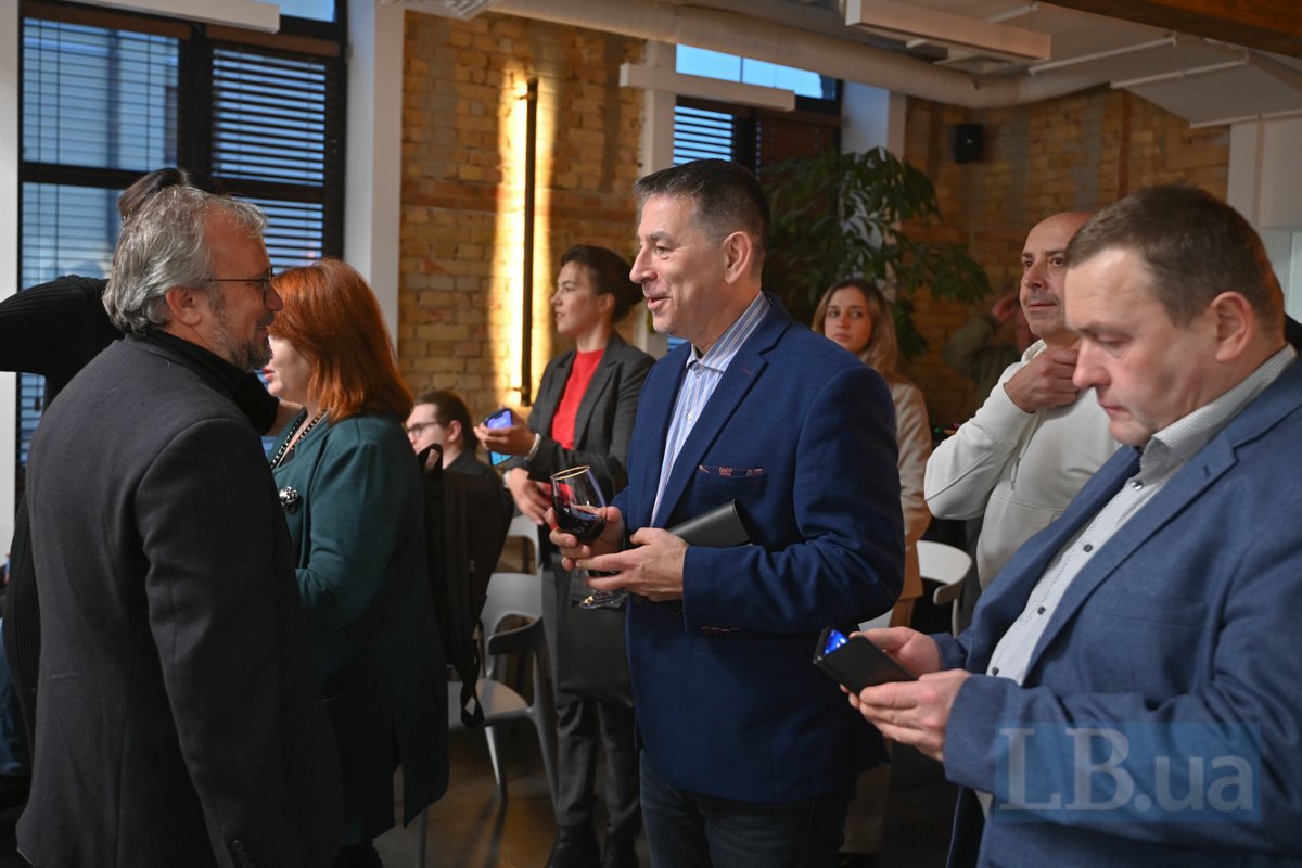  Political strategist Oleh Medvedyev (centre) and Kyrylo Hovorun (left)