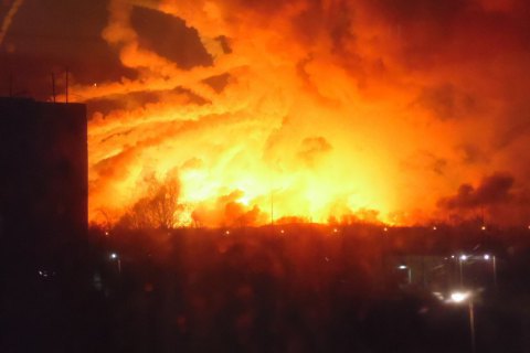 Ukraine's largest armoury on fire, locals evacuated