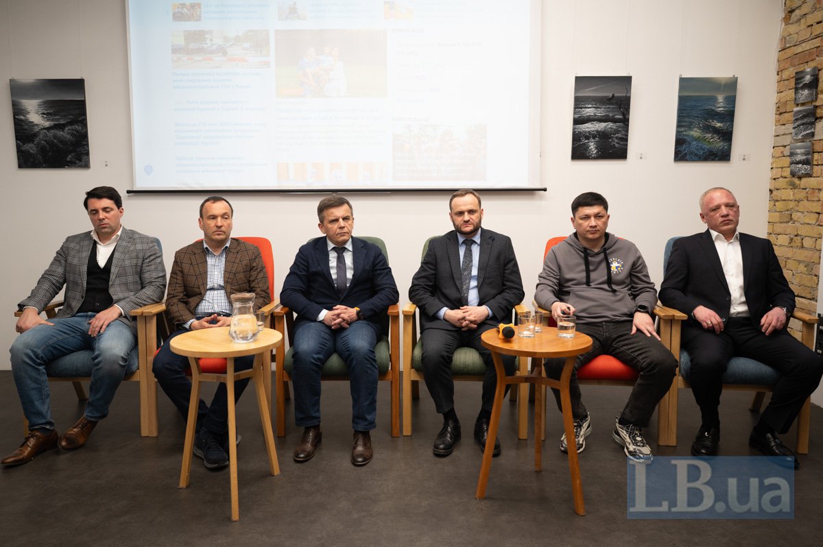 Volodymyr Kudrytskyy, Petro Panteleyev, Serhiy Sukhomlyn, Oleksiy Kuleba, Vitaliy Kim and Roman Klichuk during the discussion