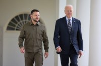 Biden promises Zelenskyy to sign law on US military aid during phone call