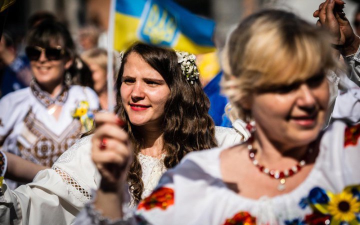 Poll: 47% of Ukrainians rather positive about signing fossil fuel deal with US