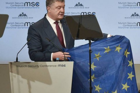 Poroshenko flaunts bullet-riddled EU flag from Donbas in Munich