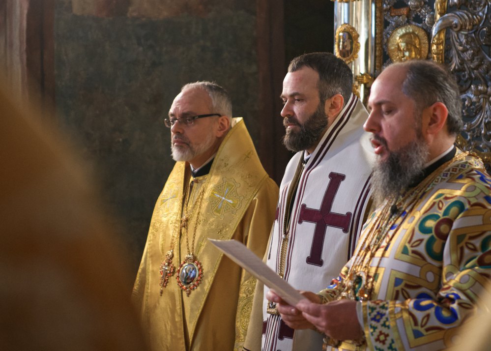Exarch of the Ecumenical Patriarch, Bishop Komanskyy (centre) with the hierarchs of the Ecumenical Patriarchate at the solemn service on the occasion of the third anniversary of the enthronement of the Primate of the OCU, Metropolitan Epifaniy (right), 3 February 2022