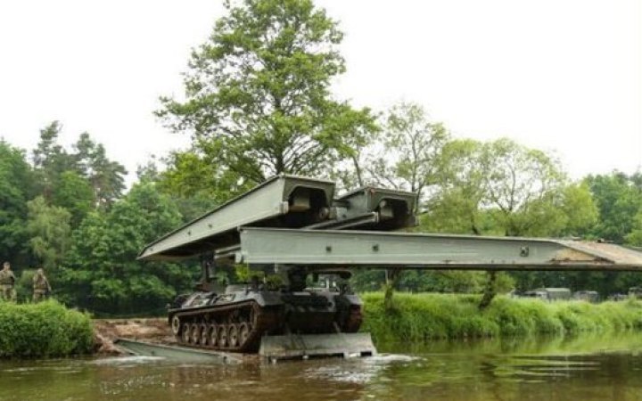 Germany transfers 16 Biber bridge-laying tanks to Ukrainian army