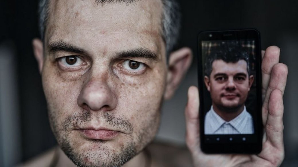 Ihor Shyshko with his photo before his capture