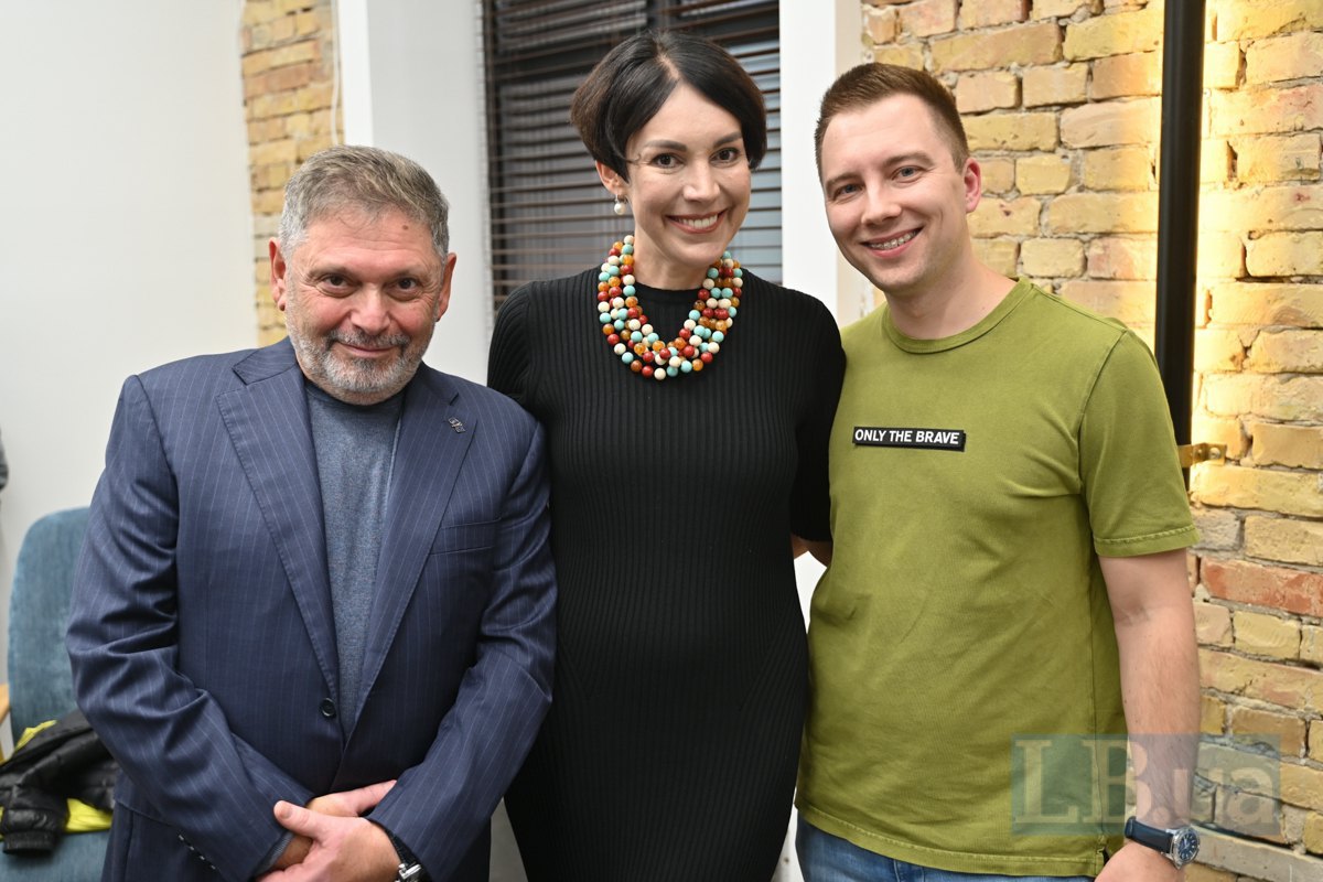  Lawyer Hryhoriy Shverk, Sonya Koshkina, and HR Director of General Chereshnya Andriy Lavrenovych (right)