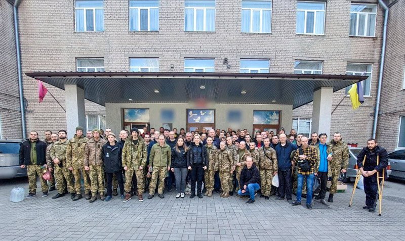 Ukrainian servicemen after their release from captivity