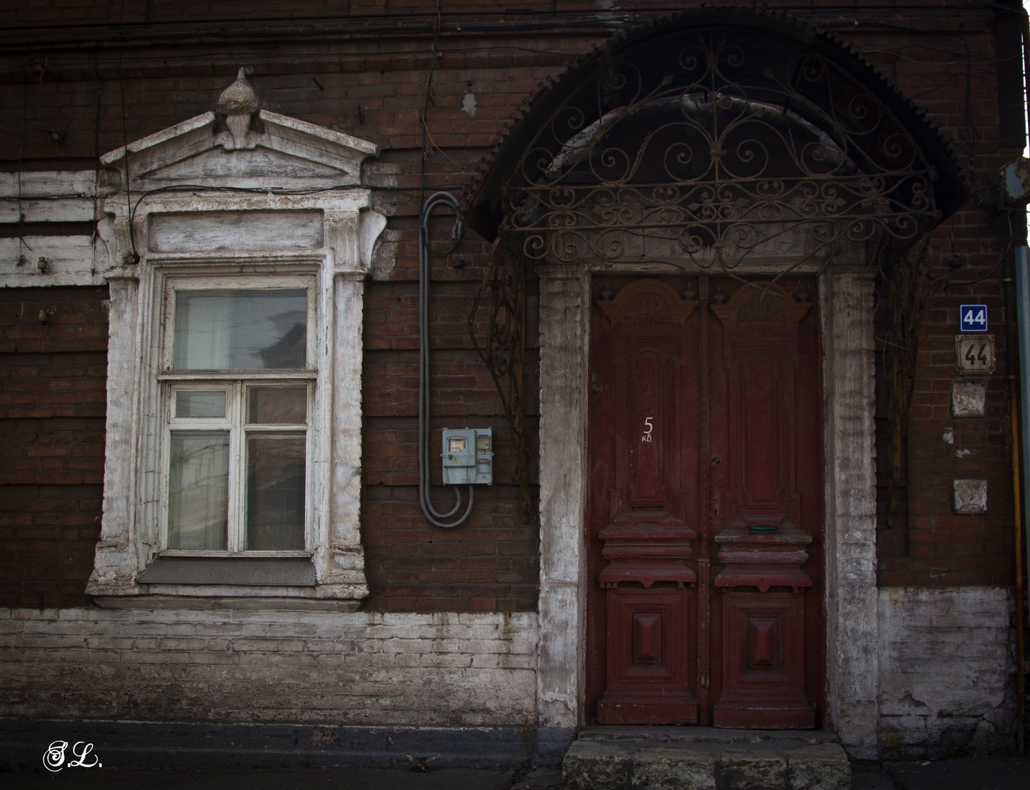 Doors at 44, Fontanna Street, before the restoration