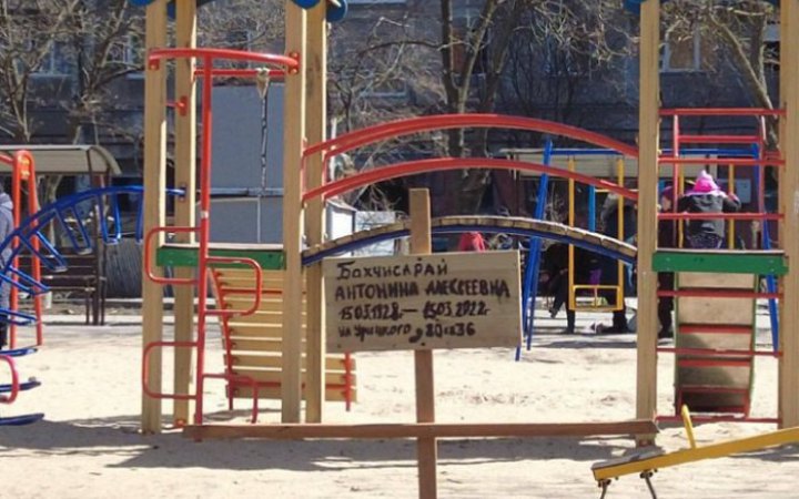 Civilians Killed by Russians in Mariupol Are Buried in Playgrounds
