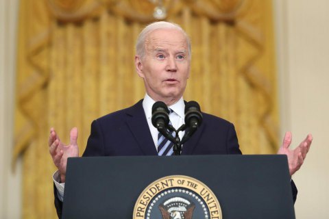 Biden signs ban on delivery of US dollar banknotes to Russia