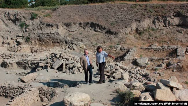 Oleksandr Butyagin (right) during excavations on the territory of Myrmekion in annexed Crimea in 2014