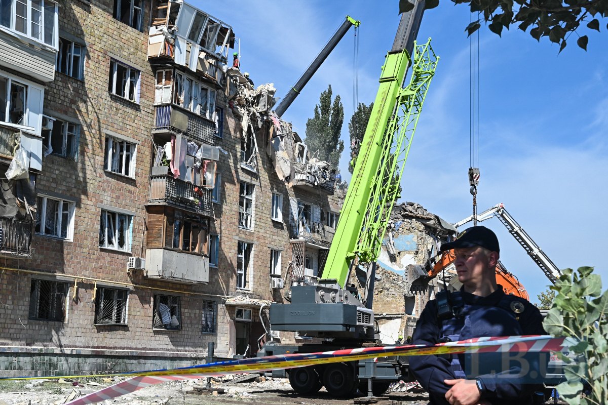 At the site of the strike on a five-story building in the Darnytskyy district of Kyiv.