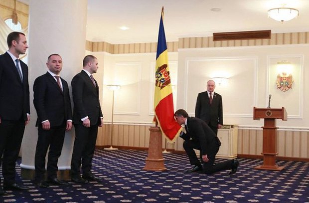 Nicolae Timofti (right, in the back) appointed Eduard Harunjen (centre) as Moldova's prosecutor-general