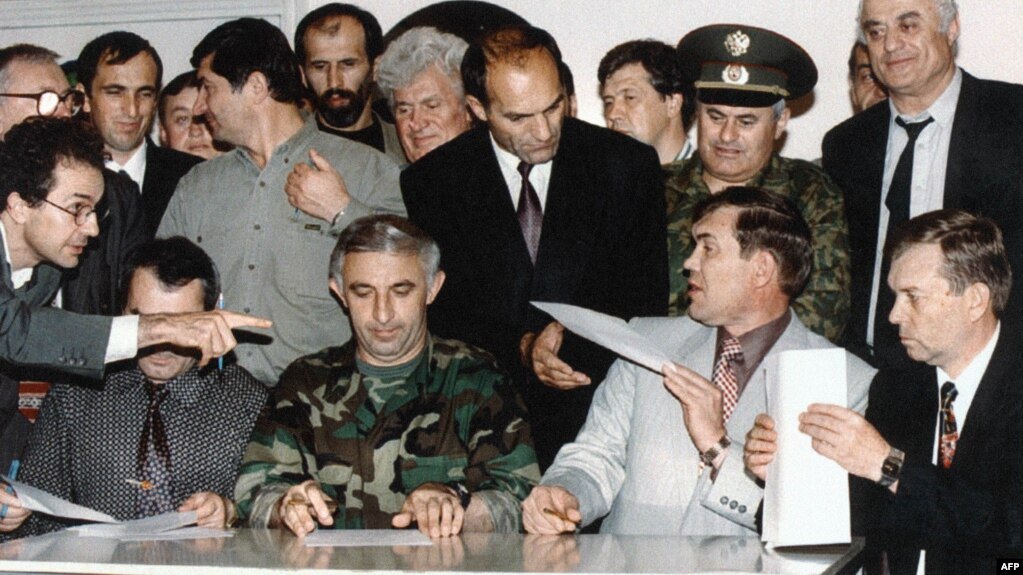 The signing of the Khasavyurt Accord. On the part of Ichkeria, the document was signed by the Chief of Staff of the Chechen Armed Forces Aslan Maskhadov, on the Russian side — by the Secretary of the Security Council of the Russian Federation, General Alexander Lebed