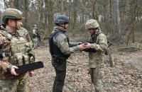 Ukraine's top brass visit Kyiv defenders' front-line positions