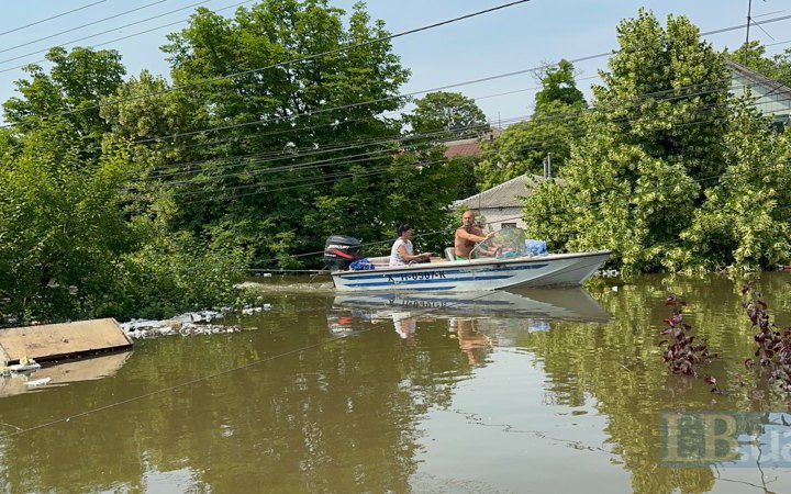 Russians shell Kherson during evacuation from flood zone