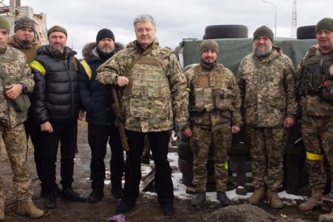Poroshenko delivered weapons, walkie-talkies, and equipment to the Boryspil Territorial Defense Unit