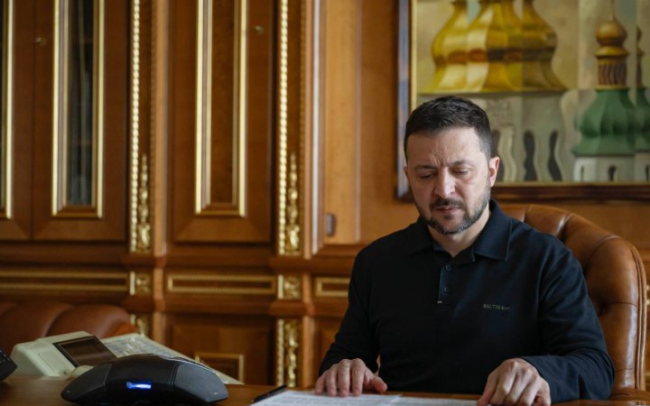 Zelenskyy signs law on status of English language in Ukraine