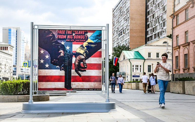 A poster with the inscription <i>Free the ‘slave’ from his bonds!</i> in front of the US Embassy in Moscow, 26 June, 2024.