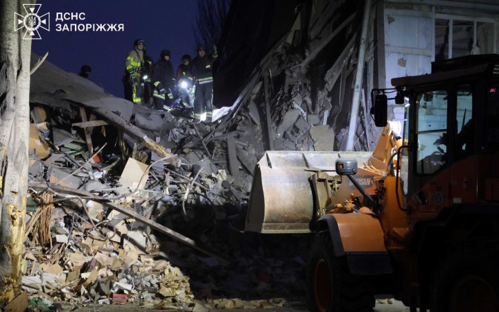 Body of deceased man removed from rubble after missile attack on Zaporizhzhya