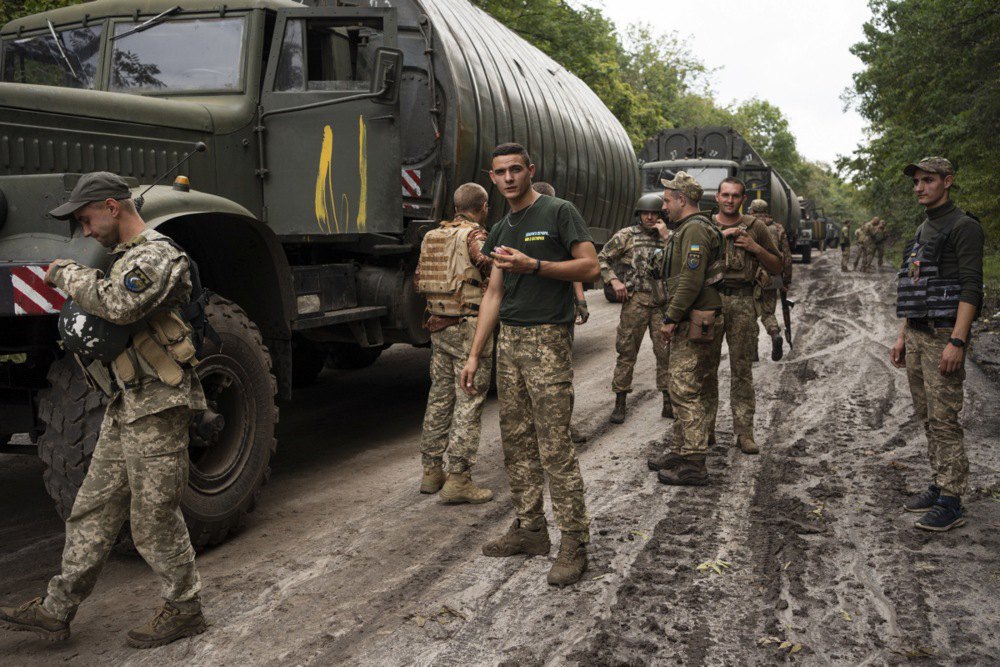 Ukrainian servicemen moving military equipment in Kharkiv Region, September 2022