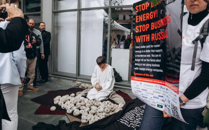 In Davos, activists organized an event against the energy business working with russia