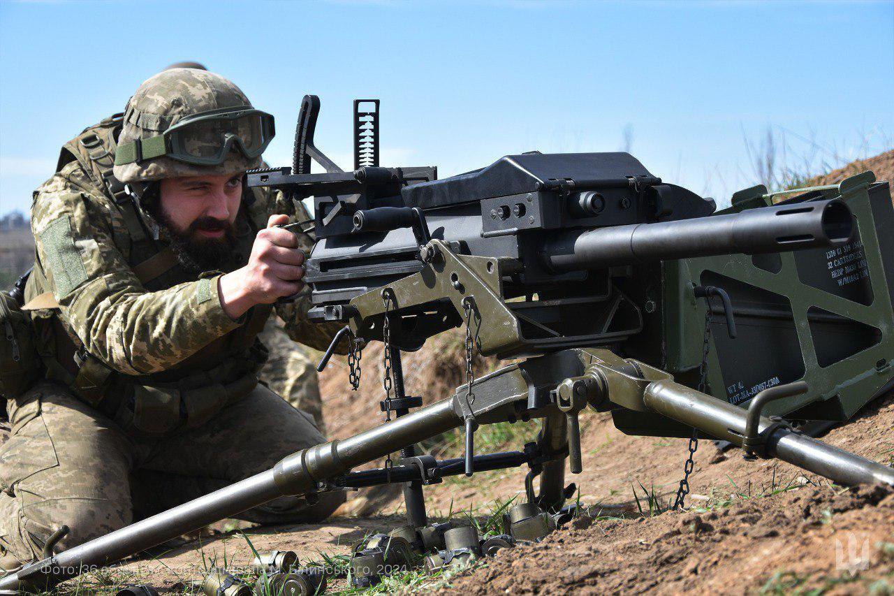 A Ukrainian Armed Forces soldier behind a Mk 19 automatic hand-held grenade launcher of a fire support unit of the Mykolayiv marines' division.