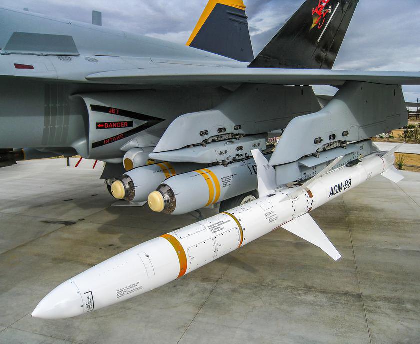 A fighter jet equipped with AGM-88 HARM (right)