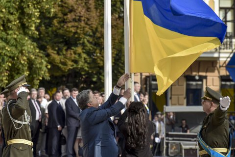 Ukraine to hoist flag in Donbas again - president
