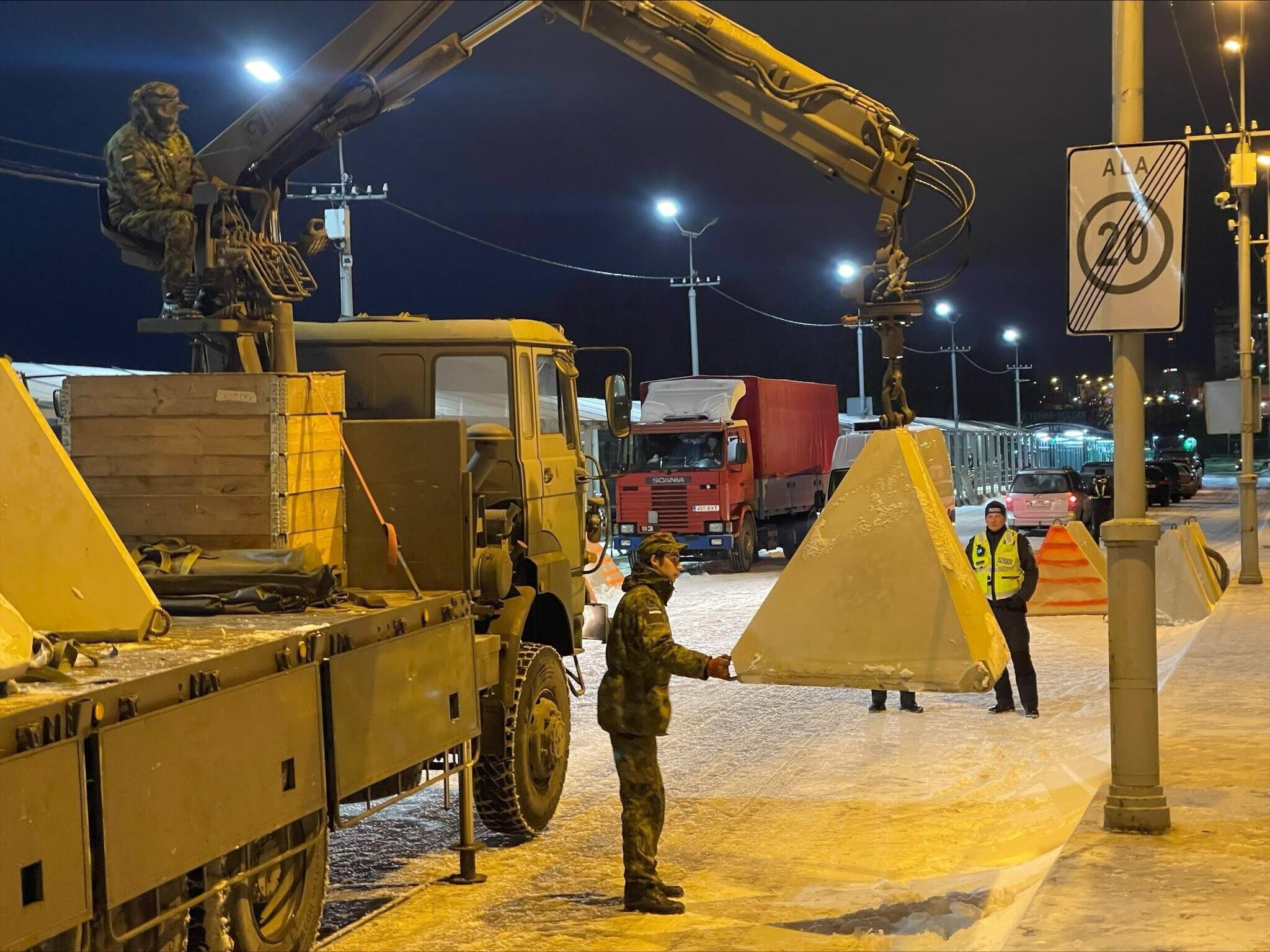 Installation of protective ‘dragon's teeth’ on the Narva Bridge