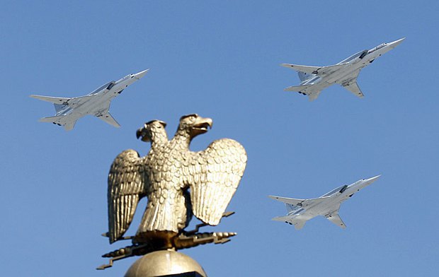 Attack bombers above the Kremlin during a rehearsal in Moscow