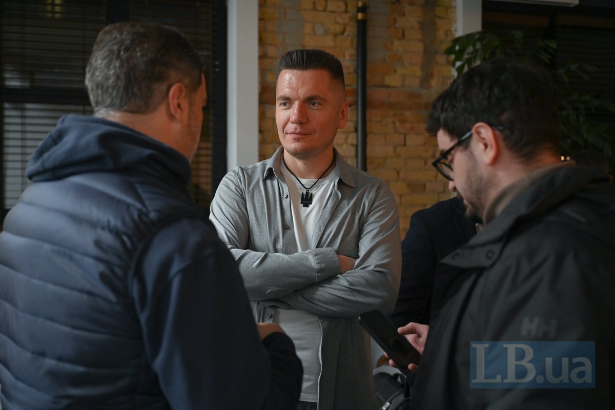 Founder of the Come Back Alive Foundation Vitaliy Deyneha (centre)