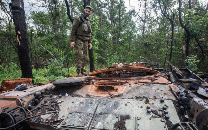 Ukrainian military eliminate another 300 russians, 11 tanks and an aircraft 
