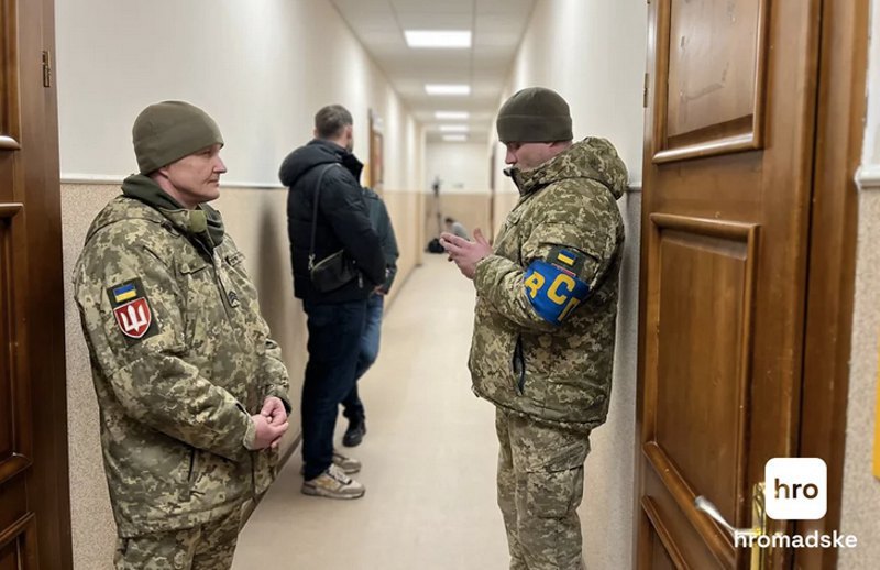 Military guards during a hearing of the Pechersk District Court of Kyiv, where a preventive measure is being imposed on Artur Horbenko, former commander of the 125th separate brigade of the TRO, 22 January 2025.