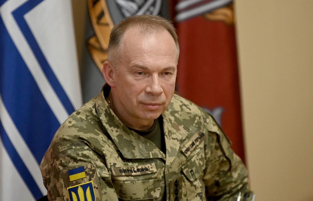 General Oleksandr Syrskyy communicates with journalists