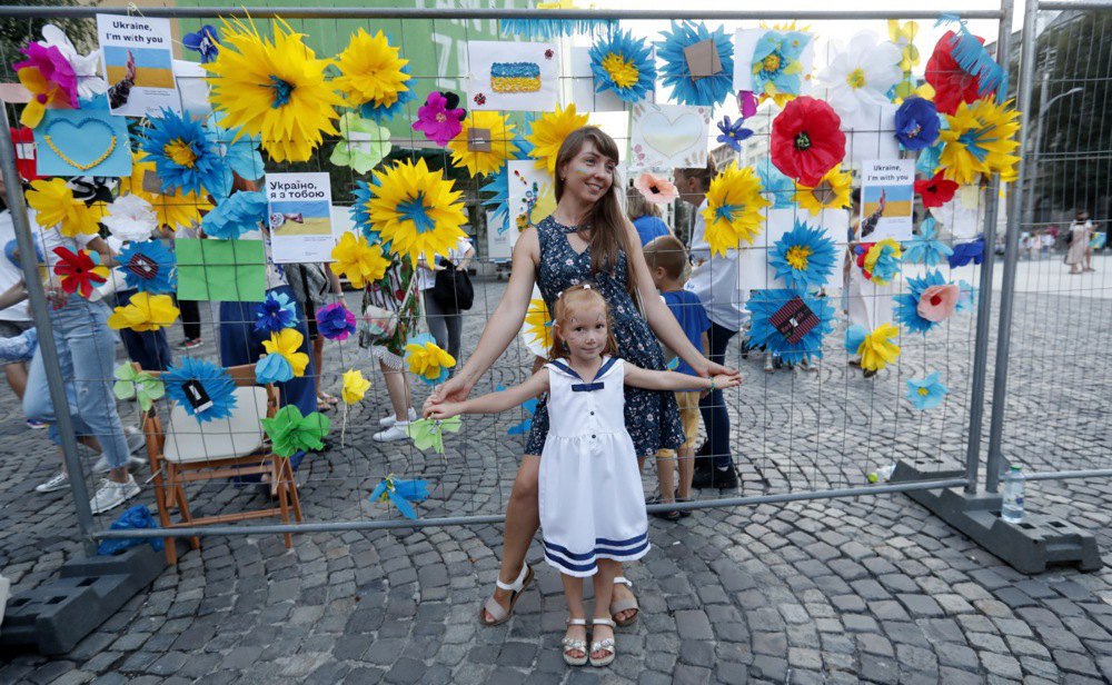 A Ukrainian family during a flash mob on Ukraine's Independence Day in Bucharest, Romania, 24 August 2022